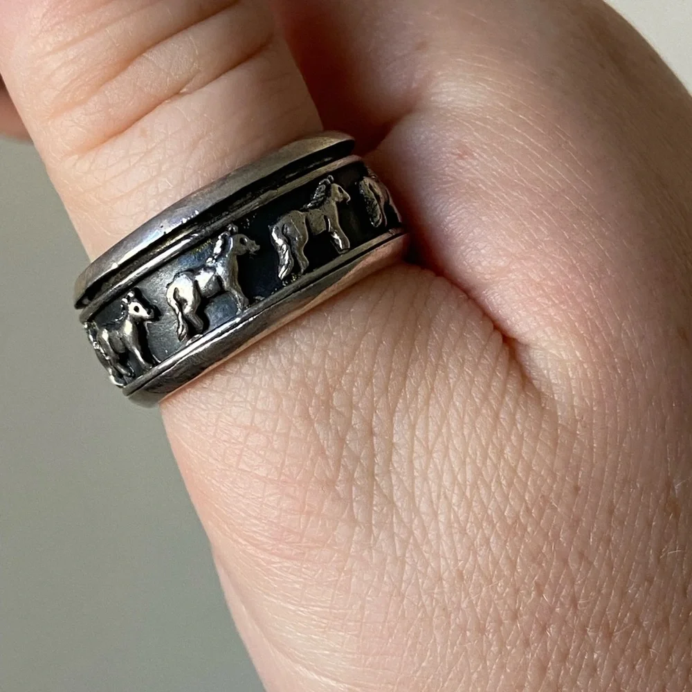 Sterling silver spinning storyteller horses ring, size 11